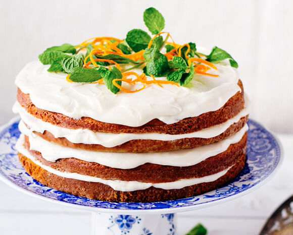 Vermont Spice Cake mit Ahorn-Frosting, garniert mit Minze und geriebenen Karotten Vermont Spice Cake mit Ahorn-Frosting, garniert mit Minze und geriebenen Karotten Bildnummer 11256220